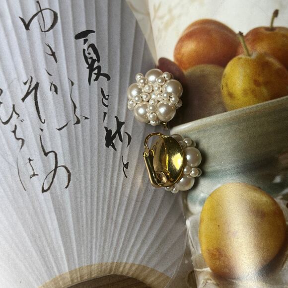 Vintage Pearl cluster Large Gold tone clip on earrings - Picture 3 of 5